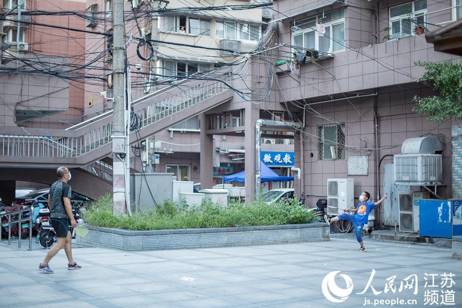 【明天上海封控16个区，上海今天又要封小区门了吗】